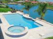 Une piscine intgrant un spa
