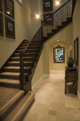 un-corridor-dans-une-maison-de-deux-étages-intérieur-beige